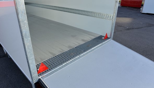 Box van trailer built for transport of flowers with Load-lok rails (2)