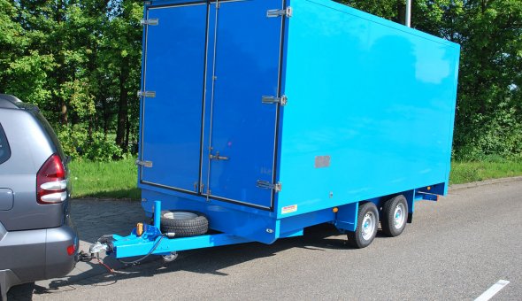 Box van trailer equipped with a dHollandia cantilever