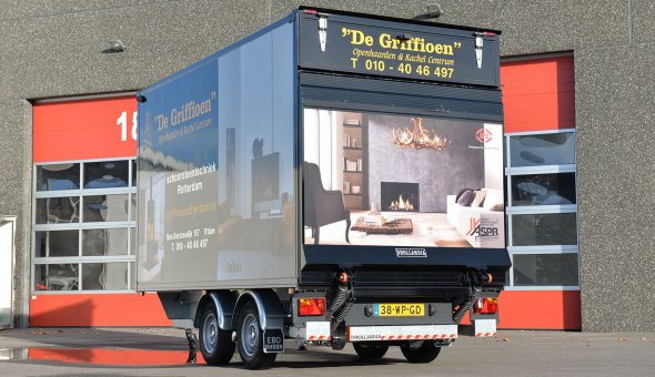 Box van trailer equipped with a dHollandia cantilever