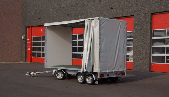 Box van trailer with a sliding sail