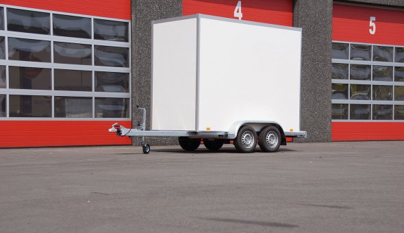 Box van trailer with a sliding sail