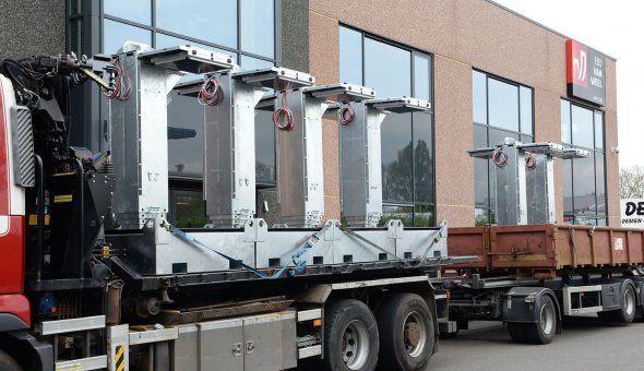 Climate-neutral mobile VMS for crowd management delivered to Van Deuveren Traffic Tekstkar.nl