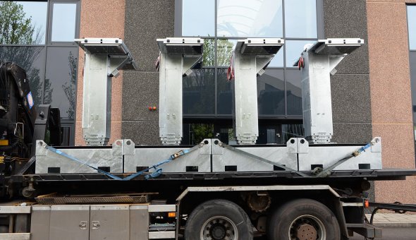 Climate-neutral mobile VMS for crowd management delivered to Van Deuveren Traffic Tekstkar.nl