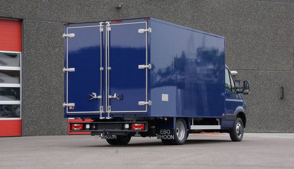 Closed box body truck with a dHollandia tail-lift cantilever