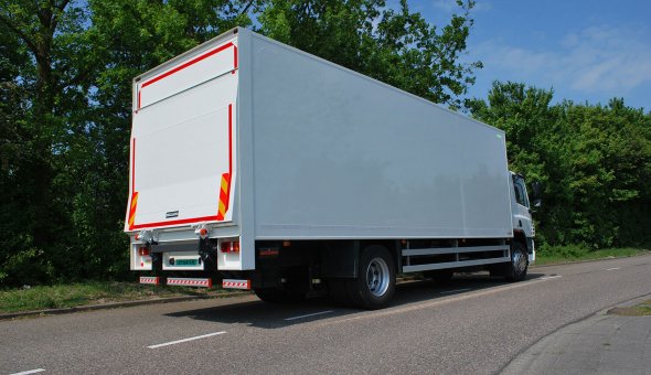 Closed box body truck with a dHollandia tail-lift cantilever