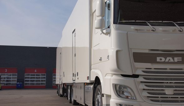 Conditioned truck body with heating for transportation of flowers