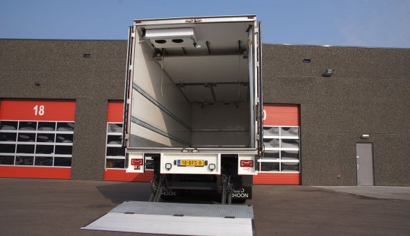 Cooling and freezing truck body - truck combination DAF truck with multi-temp compartments
