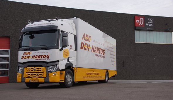 Custom made truck body developed for moving company - Renault truck