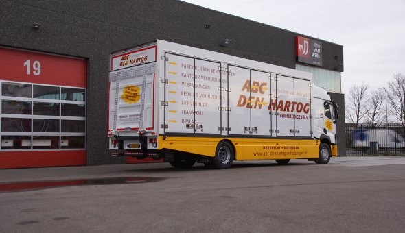 Custom made truck body developed for moving company - Renault truck