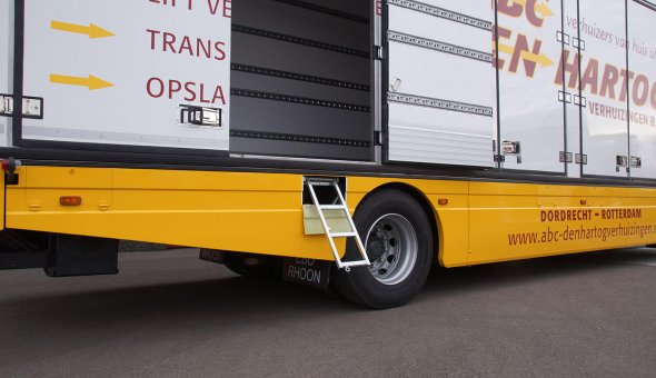 Custom made truck body developed for moving company - Renault truck