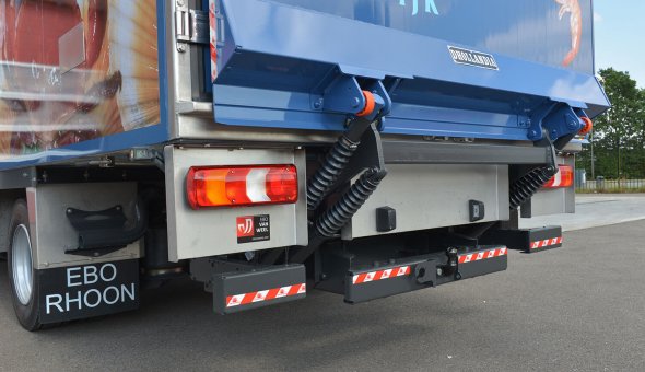 Fish transport with deep freezing refrigerated truck body