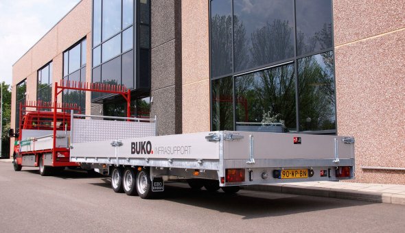 Flat-bed-trailers-delivered-to-transport-traffic-equipment - BUKO-Infrasupport