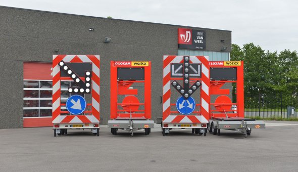 Four traffic trailers delivered to Loxam Works with splitting arrow function to expel traffic