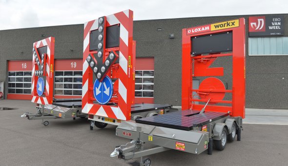 Four traffic trailers delivered to Loxam Works with splitting arrow function to expel traffic