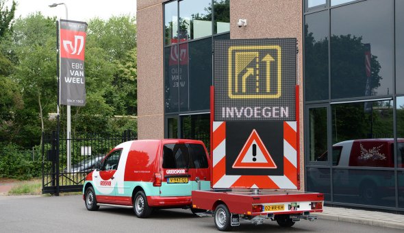 Griekspoor professionalises the application of traffic stripes by using a VW 1350 HB VMS-trailer with solar