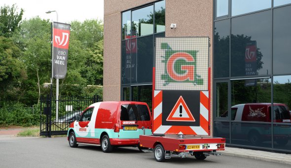 Griekspoor professionalises the application of traffic stripes by using a VW 1350 HB VMS-trailer with solar