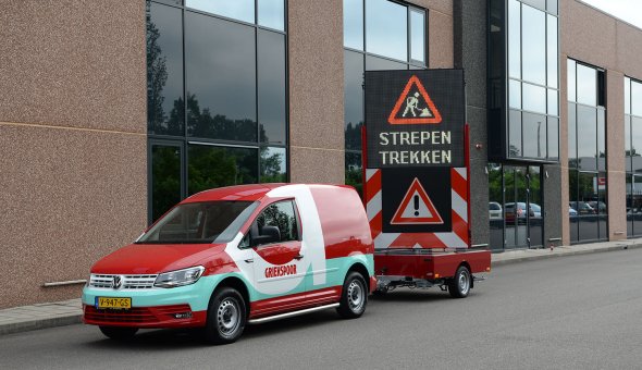 Griekspoor professionalises the application of traffic stripes by using a VW 1350 HB VMS-trailer with solar