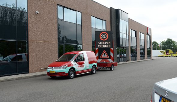 Griekspoor professionalises the application of traffic stripes by using a VW 1350 HB VMS-trailer with solar