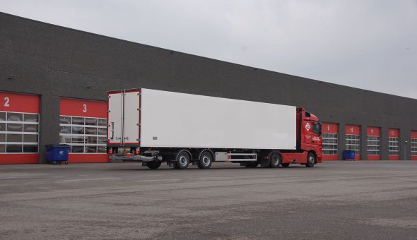 Isotherm semi-trailer for transport of flowers with Pacton chassis - van Zaal