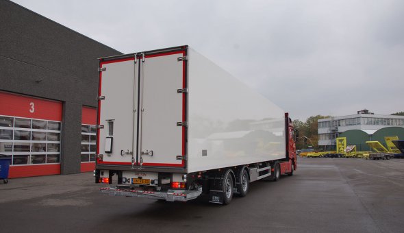 Isotherm semi-trailer for transport of flowers with Pacton chassis - van Zaal