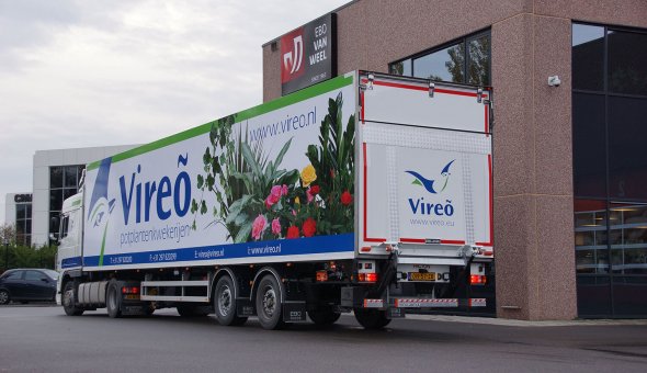 Isotherm semi-trailer for transport of flowers with Pacton chassis - van Zaal