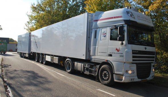 Isothermal ecocombi roadtrain built on a DAF truck body