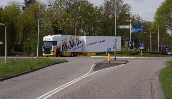 Refrigerated truck combination built on DAF truck for Flower transport MDS Deutschland