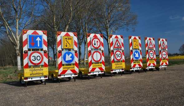 Traffic warning trailer for road works and with traffic signs