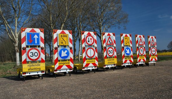 Traffic warning trailer for road works and with traffic signs