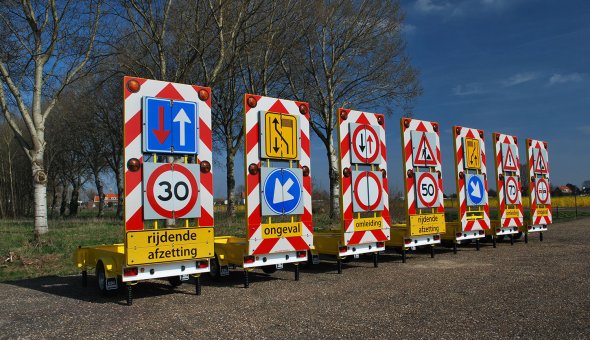 Traffic warning trailer for road works and with traffic signs