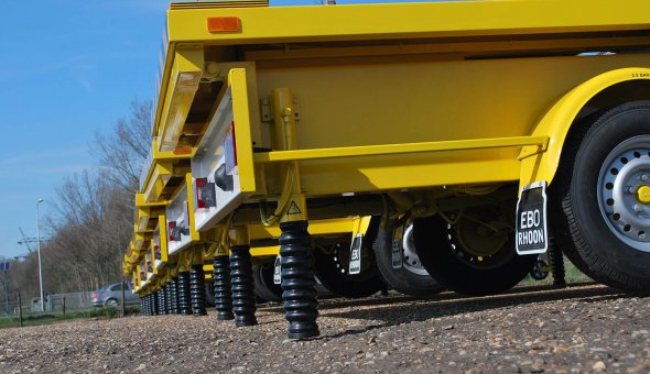 Traffic warning trailer for road works and with traffic signs