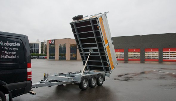 Triple axle tipper trailer with drive plates for transporting machinery