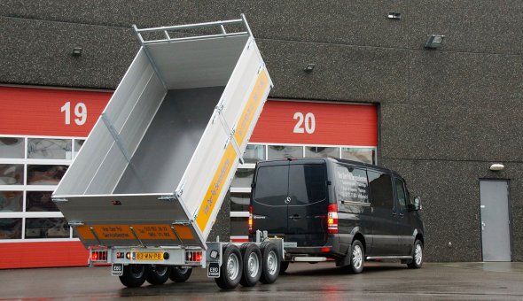 Triple axle tipper trailer with drive plates for transporting machinery