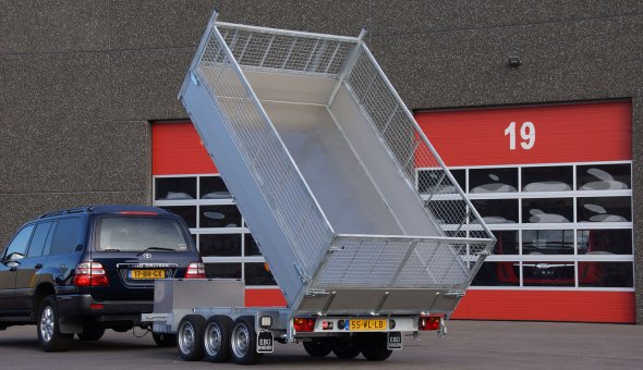 Triple axle tipper trailer with drive plates for transporting machinery