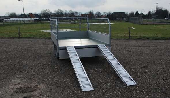 Twin axle tipper trailer with drive plates for transporting machinery