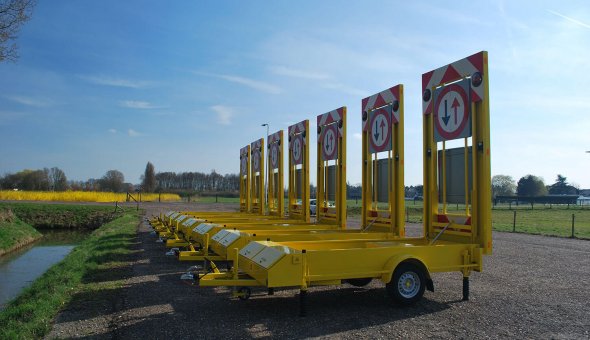 Warning sign trailer for traffic management of road works