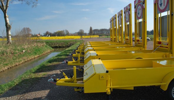 Warning sign trailer for traffic management of road works