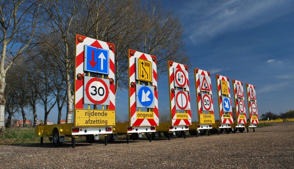 Warning sign trailer for traffic management of road works