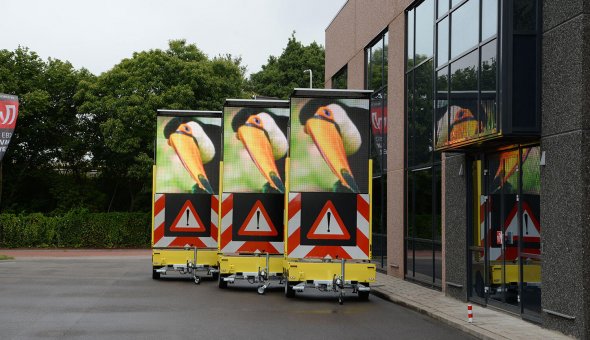 Thirty full-colour VMS-trailers for Fero Signalisation with full-colour 96x80 pixels LED display