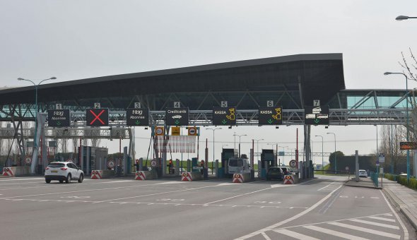VMS used to pre-warn motorists in the toll collection area of the Westerscheldetunnel